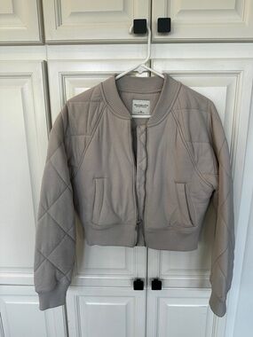 Abercrombie & Fitch Quilted Crop Bomber Jacket - XS Taupe